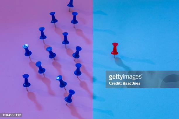 standing out from the crowd - push pins - positionner photos et images de collection