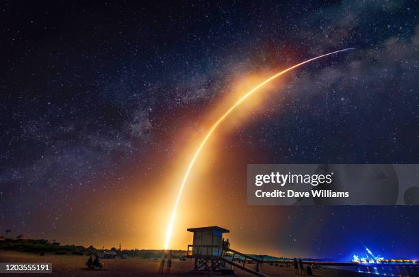 falcon heavy spacex rocket launch - roquette photos et images de collection