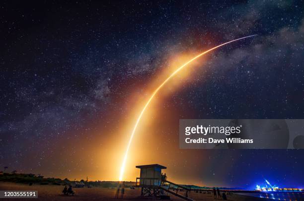 falcon heavy spacex rocket launch - rucola foto e immagini stock