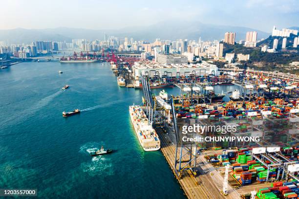 五顏六色的集裝箱在集裝箱碼頭，貿易工業香港中國。頂視圖無人機空中拍攝 - hong kong community 個照片及圖片檔
