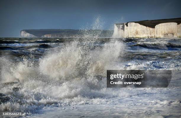 engels kanaal storm - seven sisters cliffs stockfoto's en -beelden