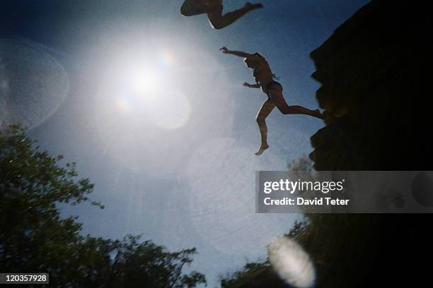 two kids jumping into swimming hole - santa rosa stockfoto's en -beelden