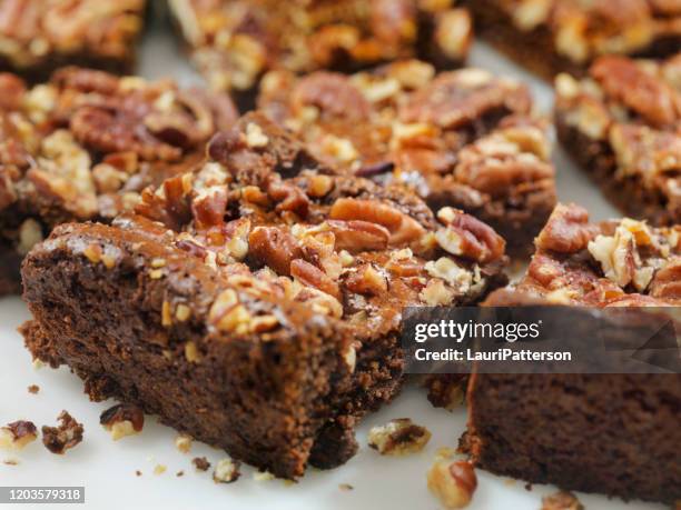 sin gluten, bajo en carbohidratos, brownies de caramelo con nueces saladas marinas - dulce de azúcar y mantequilla fotografías e imágenes de stock