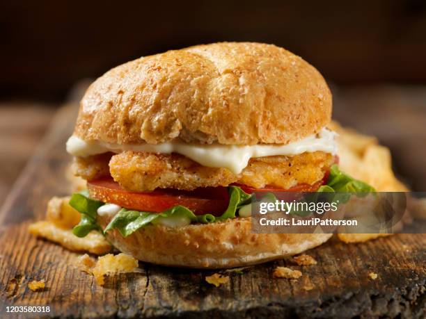 vegan, meatless-plant based protein chicken strip burger on a whole wheat bun with lettuce tomato - hambúrguer de galinha imagens e fotografias de stock