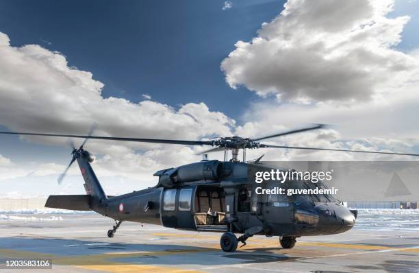 elicottero militare uh-60 black hawk - elicottero militare foto e immagini stock