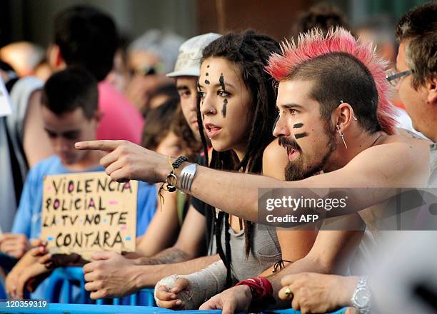 "Indignant" protesters are blocked access to Spanish Parlament by riot squad offciers in Madrid on August 3, 2011. AFP PHOTO / DANI POZO