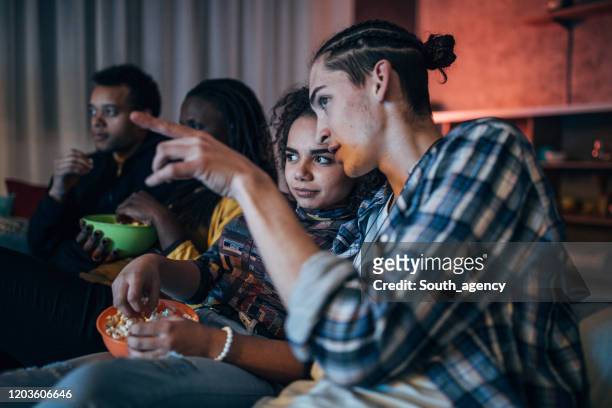 multiethnische freunde vor dem fernseher - college dorm party stock-fotos und bilder