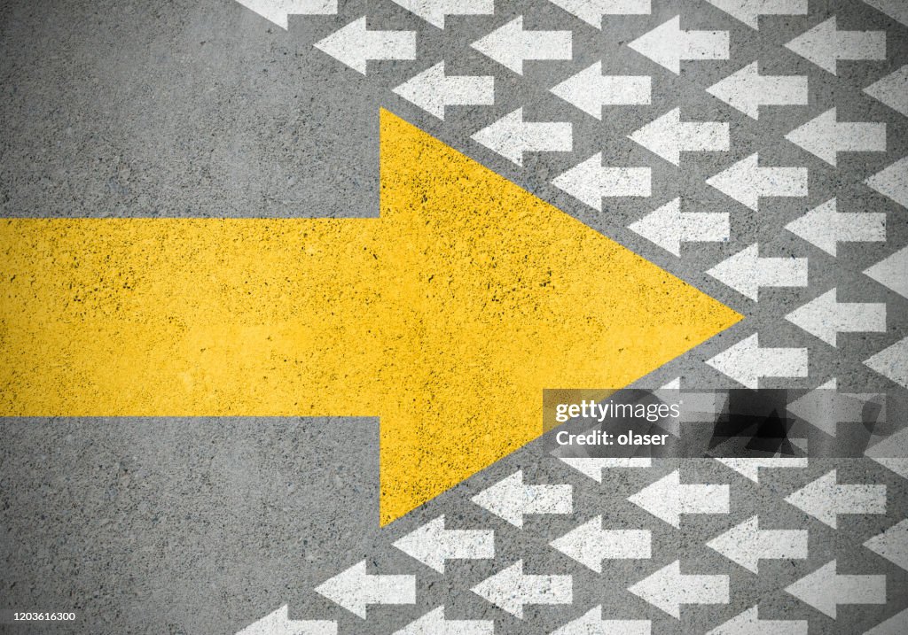 Freccia gialla forte (idea) contro il vecchio bianco più piccolo (metodi)