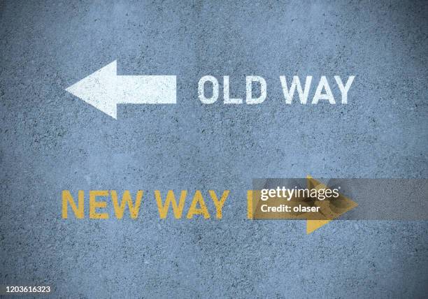 舊路或新方式（黃色）道路標記 - 對抗 個照片及圖片檔