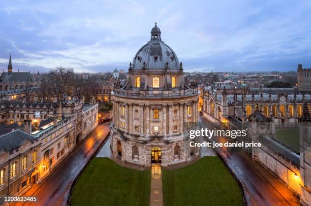 blue hour, radcliffe camera, oxford, england - oxford university stockfoto's en -beelden