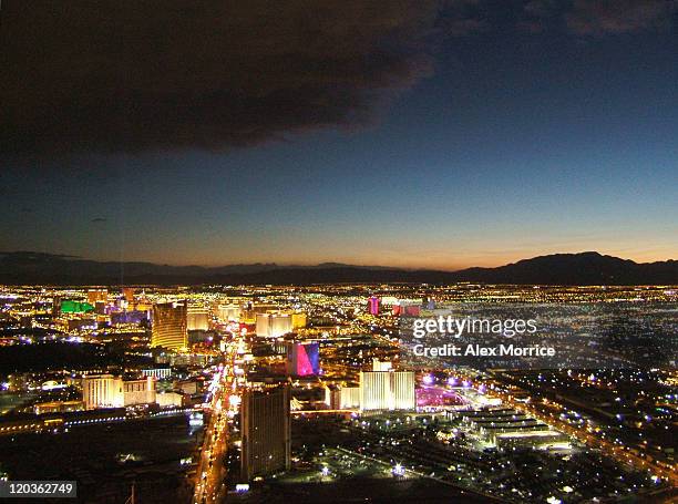 las vegas skyline by night - las vegas skyline night stock pictures, royalty-free photos & images