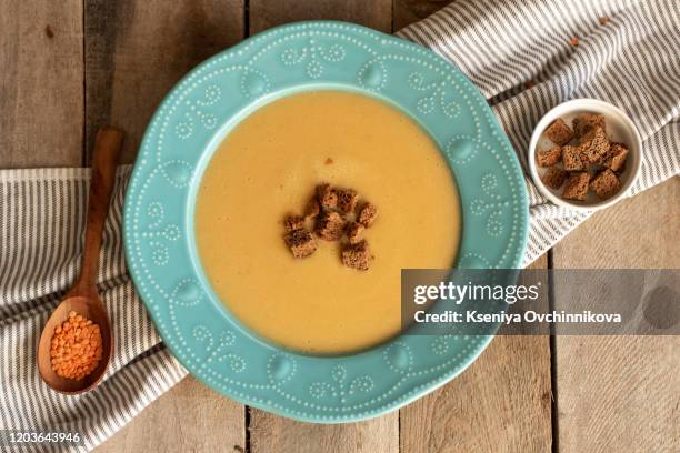 a bowl of delicious hearty homemade curried lentil soup. - cremesuppe stock-fotos und bilder