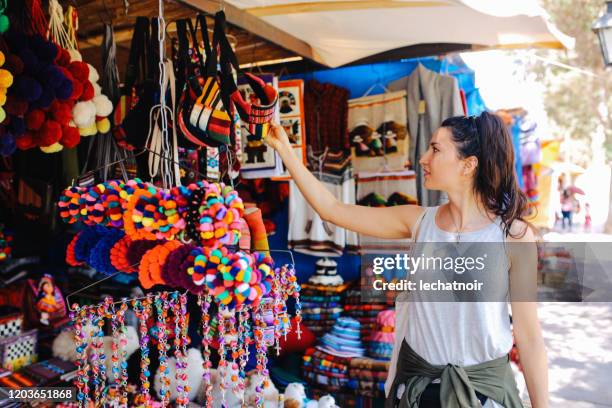 toeristenmeisje dat souvenirs in de straatmarkt kiest - salta argentina stockfoto's en -beelden