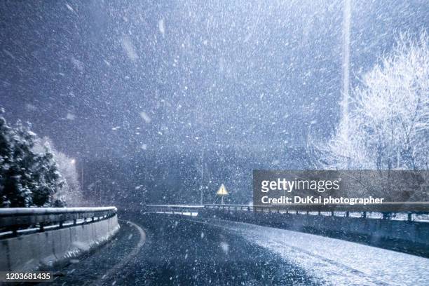 motorway  snow night - snow falling stockfoto's en -beelden