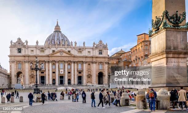 een mening van het vierkant van de basiliek van st. peter bij zonsondergang in rome - apostolic palace stockfoto's en -beelden