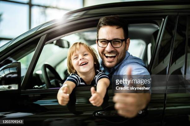 deze auto is perfect voor ons! - family inside car stockfoto's en -beelden