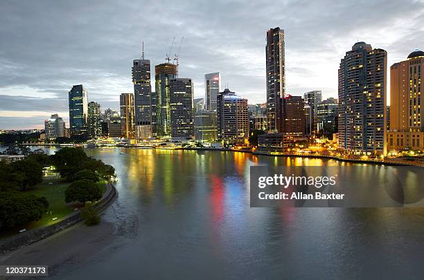 high view of brisbane river with skyscrapers - río brisbane fotografías e imágenes de stock