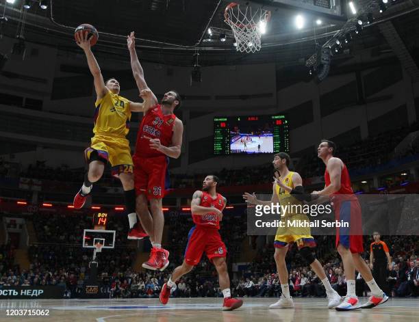 Kyle Kuric, #24 of FC Barcelona competes with Kosta Koufos, #31 of CSKA Moscow in action during the 2019/2020 Turkish Airlines EuroLeague Regular...