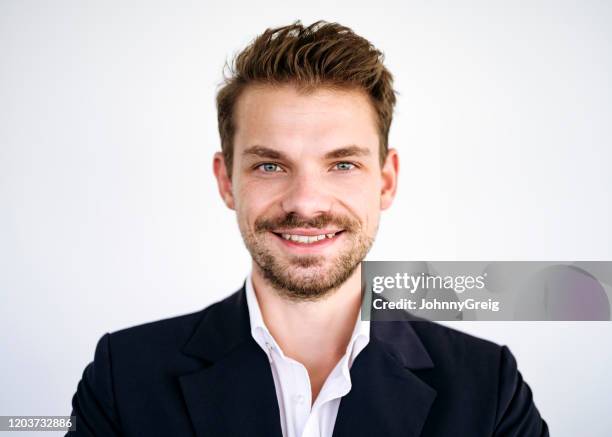 portrait of smiling mid adult caucasian businessman - colarinho aberto imagens e fotografias de stock