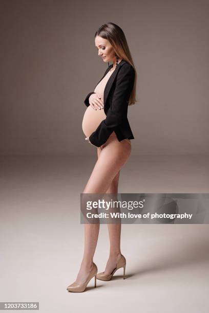 beautiful caucasian pregnant woman, young adult female pregnant 7-8 month, beautiful pregnancy, maternity photoshoot 25-29 years old, real people - 25 29 years stock pictures, royalty-free photos & images