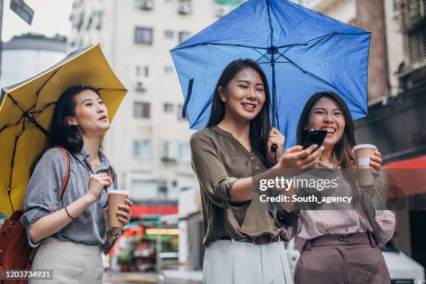 women using smart phone on the street - pavement cafe imagens e fotografias de stock