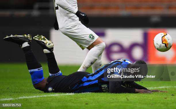 Romelu Lukaku of FC Internazionale heads the ball to score the the second goal of his team during the UEFA Europa League round of 32 second leg match...