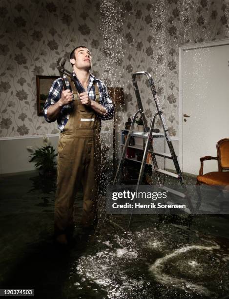 craftsman in flooded room - flooded room stock-fotos und bilder