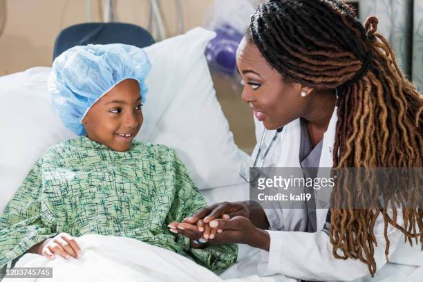 doctor in hospital talking to child patient - childrens hospital stock pictures, royalty-free photos & images