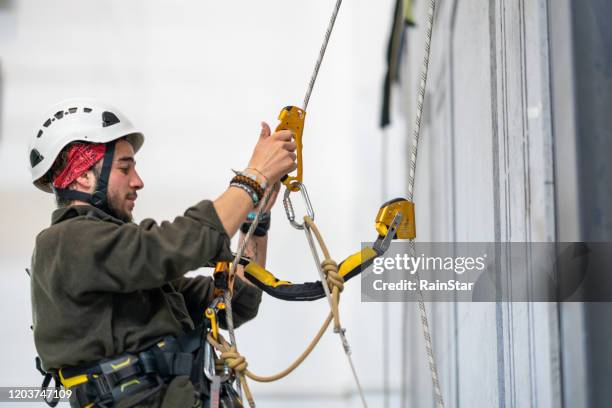 klimmende klimmer - safety harness stockfoto's en -beelden