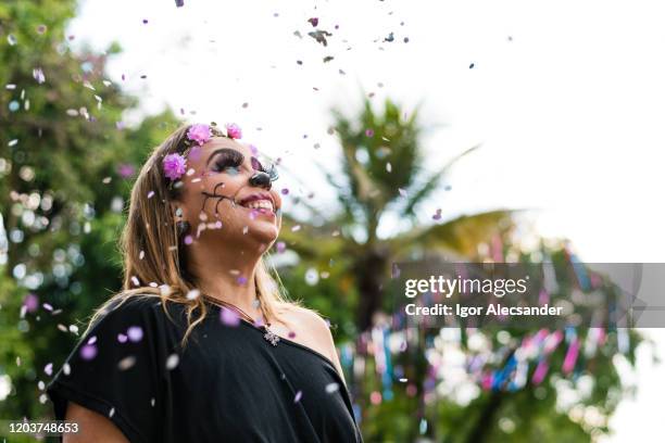 confete no carnaval de rua - carnaval in rio de janeiro - fotografias e filmes do acervo