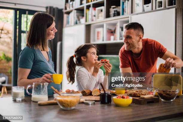 glückliche familie genießen ihr frühstück am wochenende morgen - breakfast family stock-fotos und bilder