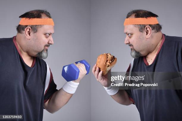 exercise or fast food , healthy vs unhealthy lifestyle concept - fat loss training stockfoto's en -beelden