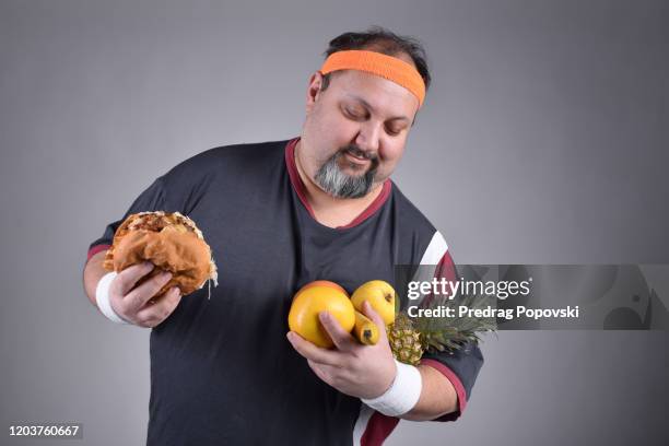 you make a choice , healthy or unhealthy eating - versuchung stock-fotos und bilder