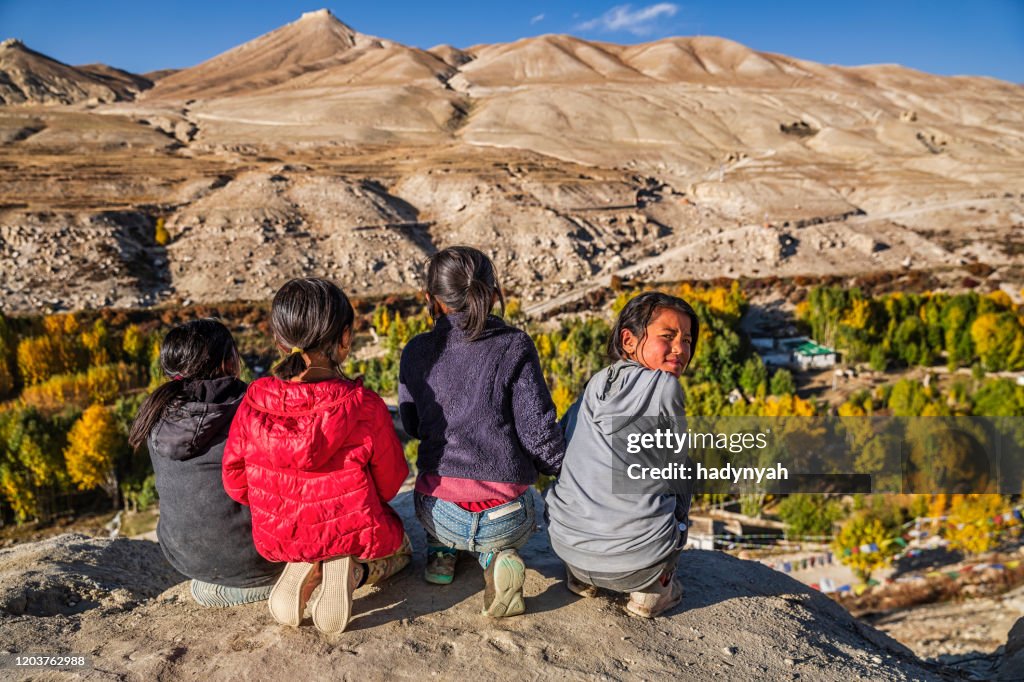 Tibetan jonge meisjes die het mening dichtbij Lo Manthang, Hogere Mustang, Nepal bekijken