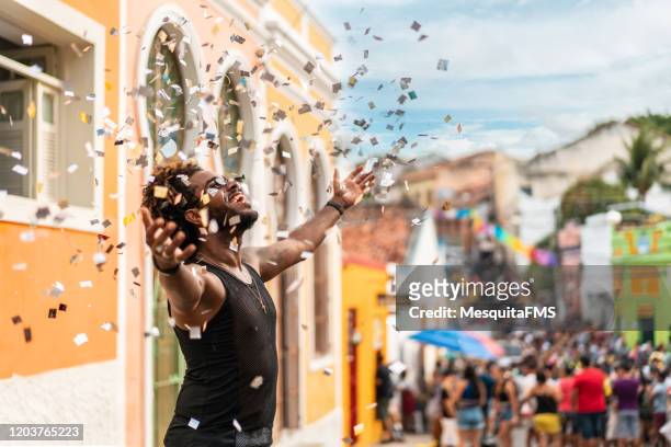 karneval in olinda - lateinamerikaner oder hispanic stock-fotos und bilder