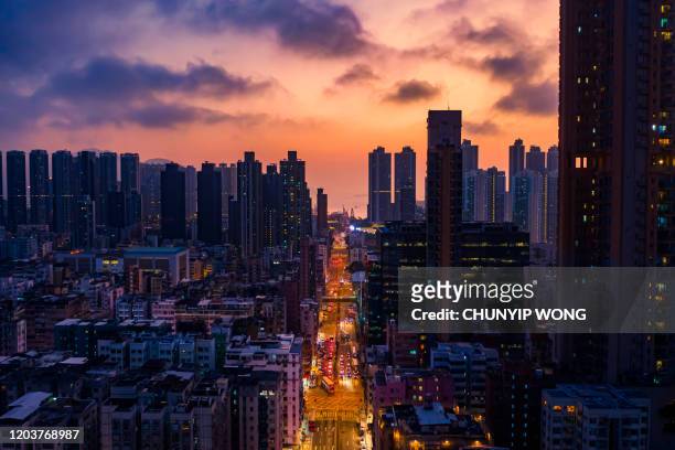 veduta aerea della notte di kowloon, luce nelle strade e in autostrada - car top view foto e immagini stock