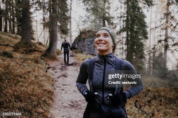 pareja de senderismo en los dolomitas - winter fotografías e imágenes de stock