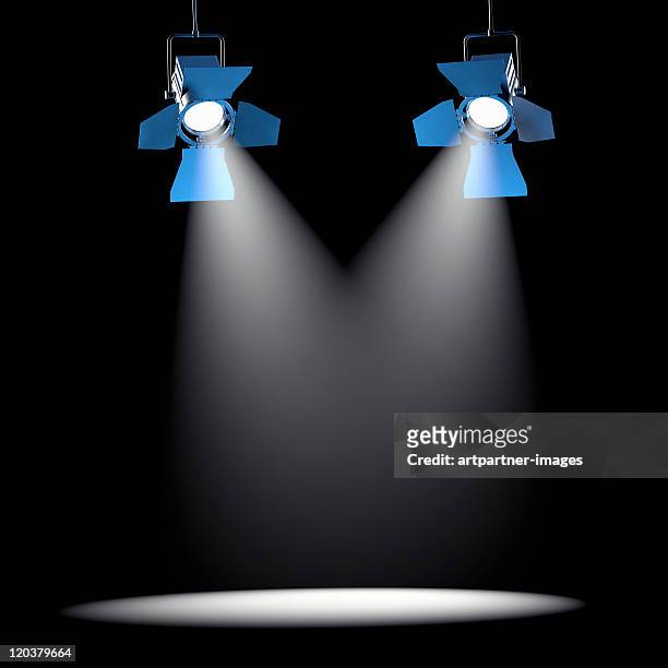 2 spotlights on a black ceiling - spotlit - fotografias e filmes do acervo