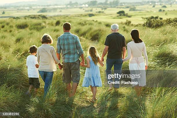 three generation family enjoying day out together - diferença entre gerações - fotografias e filmes do acervo