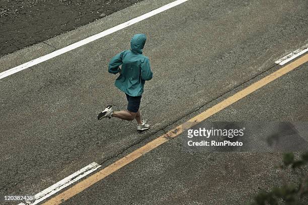 young man running - jogging photos et images de collection