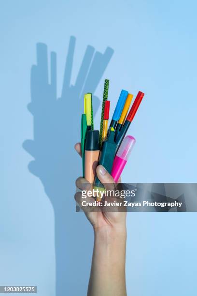 hand holding a handful of markers - color pencils fotografías e imágenes de stock