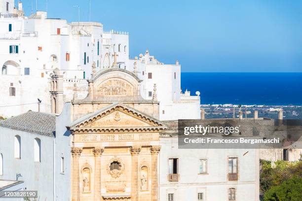 detail of architecture of white houses in the famous "white city". - ostuni 個照片及圖片檔