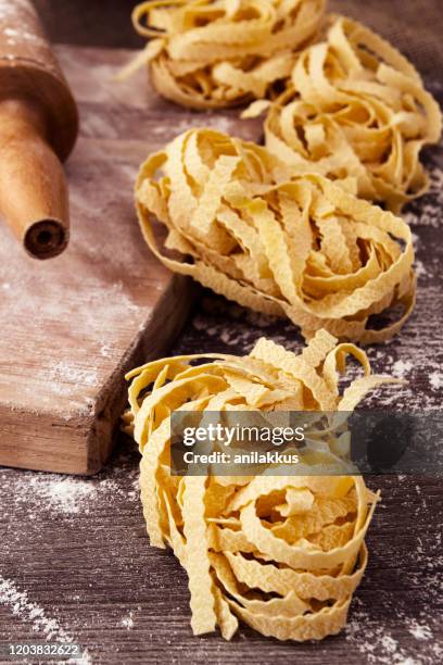 tillverkning av pasta fettuccine - fettuccine bildbanksfoton och bilder