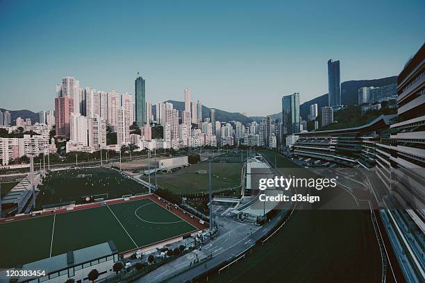 happy valley racecourse, hong kong, china - stadium hong kong stockfoto's en -beelden