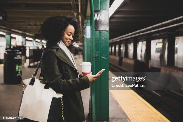 成功した、エレガントな女性は、ニューヨークの街を歩く - people using public transport ストックフォトと画像