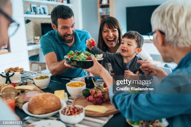 family healthy brunch - family eat imagens e fotografias de stock