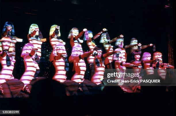 Crazy Horse Dancers Photos Et Images De Collection Getty Images crazy-horse-dancers-photos-et-images-de-collection-getty-images