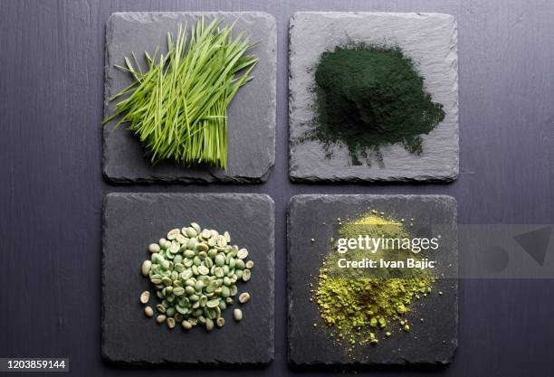 groene superfoods - spirulinabacterie stockfoto's en -beelden