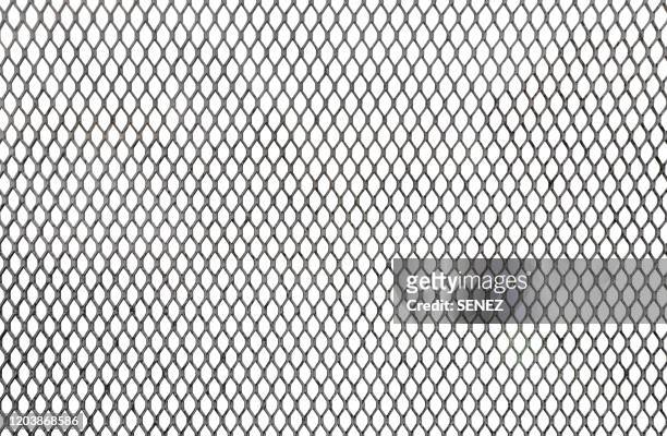 closeup wire fence aginst white background - masche stock-fotos und bilder