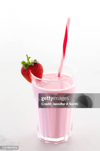 strawberry milkshake - batido de fresa fotografías e imágenes de stock